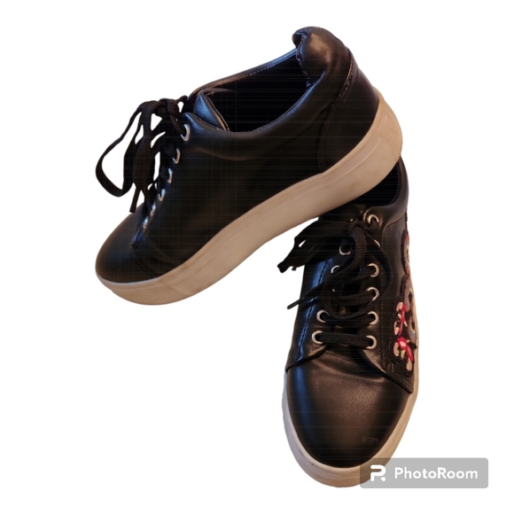 Steve Madden Embroidered Sneakers US6 - Picture 3 of 5